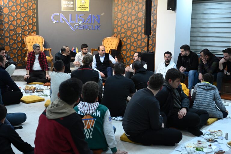 Konya Büyükşehir Belediye Başkanı Uğur İbrahim Altay, Ramazan ayı dolayısıyla Çalışan Gençlik Meclisi üyeleri ile sahurda bir araya geldi.
