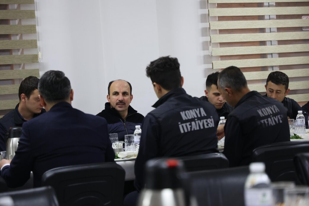 Konya Büyükşehir Belediye Başkanı Uğur İbrahim Altay, mübarek Ramazan ayı vesilesiyle ilçelerde vatandaşlarla bir araya gelmeyi sürdürüyor. 