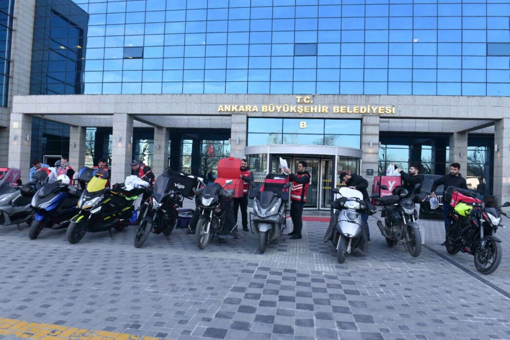 Motokuryeler Kumanya Dağıtıyor