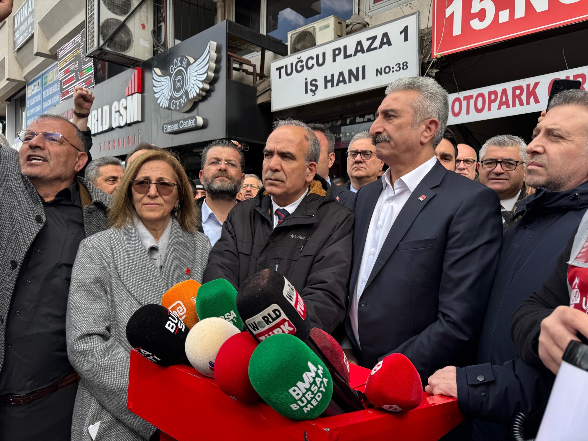 Cumhuriyet Halk Partisi Bursa İl Başkanlığı, partinin Cumhurbaşkanı adayı ve İBB Başkanı Ekrem İmamoğlu'nun ve çalışma arkadaşlarının gözaltına alınması sonrası İl Başkanlığı önünde basın açıklaması gerçekleştirdi.