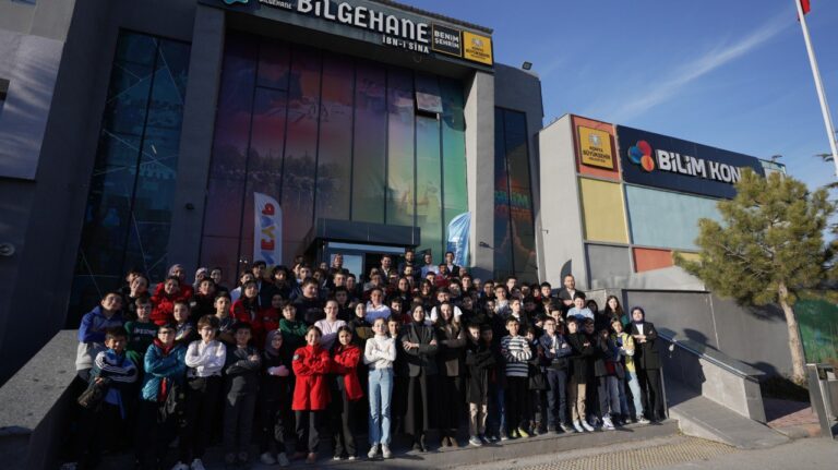 Konya Büyükşehir Belediyesi ve T3 Vakfı iş birliğiyle hayata geçirilen Bilim Konya’nın “Beklenen Biziz” söyleşileri gençlerin gelişimine katkı sağlıyor.