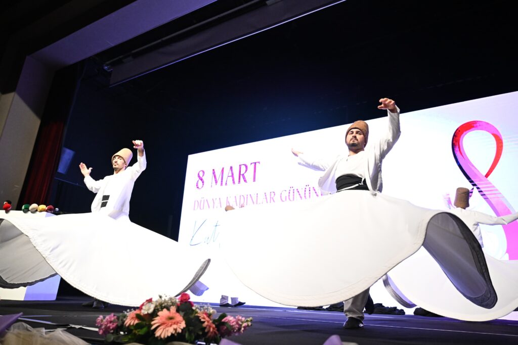Yıldırım Belediyesi, 8 Mart Dünya Kadınlar Günü kapsamında “Üreten Kadınlar Paneli” adlı özel bir etkinlik düzenledi. Barış Manço Kültür Merkezi’nde gerçekleştirilen programda, üreten kadınların başarı hikayeleri ve toplumsal hayattaki rolleri ele alındı.