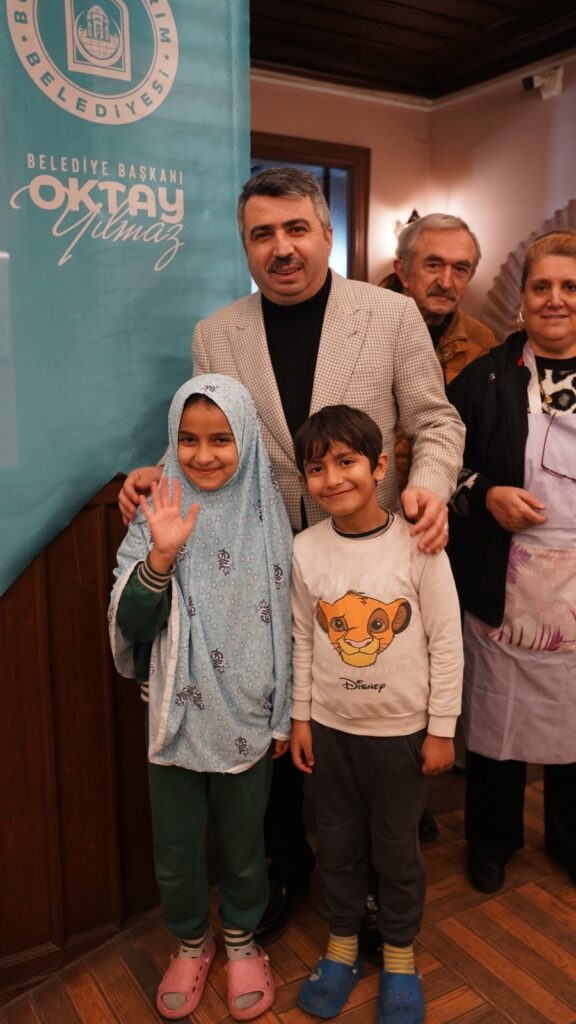 11 ayın sultanı Ramazan’a kavuşmanın mutluluğunu yaşadıklarını söyleyen Başkan Oktay Yılmaz, bu mübarek ayın hanelere huzur, sofralara bereket ve gönüllere sükûnet getirmesi temennisiyle tüm vatandaşların Ramazan ayını tebrik etti.