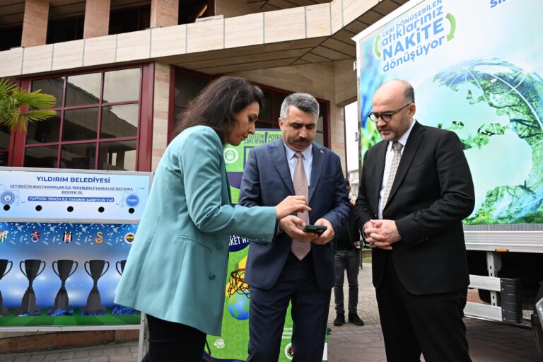 Yıldırım Belediyesi ile Çevre, Şehircilik ve İklim Değişikliği İl Müdürlüğünce "Uluslararası Sıfır Atık Günü" kapsamında çocuk etkinliği düzenlendi. Programa, Yıldırım Belediye Başkanı Oktay Yılmaz, Yıldırım İlçe Kaymakamı Metin Esen, Çevre Şehircilik ve İklim Değişikliği İl Müdürü Hayrettin Eldemir ve misafirler katıldı.