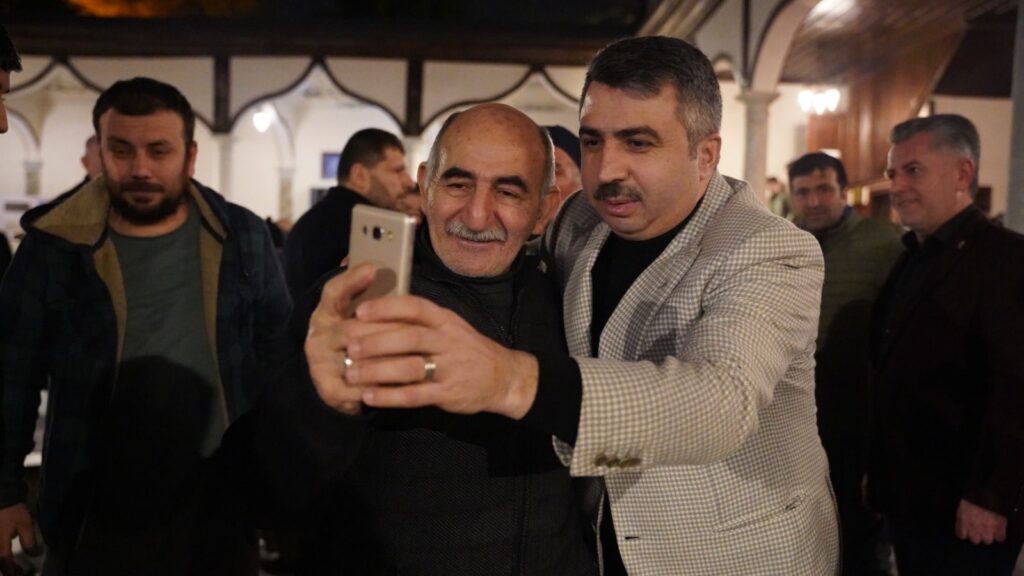 11 ayın sultanı Ramazan’a kavuşmanın mutluluğunu yaşadıklarını söyleyen Başkan Oktay Yılmaz, bu mübarek ayın hanelere huzur, sofralara bereket ve gönüllere sükûnet getirmesi temennisiyle tüm vatandaşların Ramazan ayını tebrik etti.