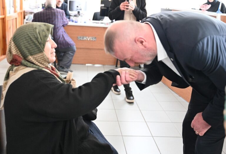Karacabey Belediye Başkanı Fatih Karabatı, “18-24 Mart Yaşlılara Saygı Haftası” dolayısıyla yaptığı açıklamada, yaşlı bireylerin toplumun hafızası ve kültürel mirasın taşıyıcıları olduğunu vurguladı. Başkan Karabatı, “Yaşlılarımız bizim baş tacımızdır” diyerek yaşlılara sevgi ve saygıyla sahip çıkılması gerektiğini ifade etti.