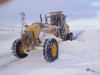 Konya Büyükşehir Belediyesi, şehir genelini etkileyen kar yağışı ve tipi ile birlikte 31 ilçede sorumluluk alanındaki yolları açık tutmak için yoğun şekilde çalışıyor.
