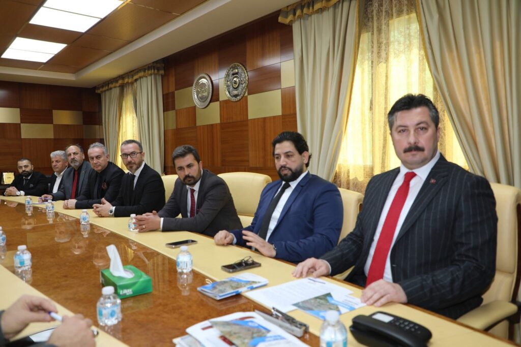 Yenişehir’de yapılan örnek tarım projeleri nedeniyle Libya’ya davet edilen Yenişehir Belediye Başkanı Ercan Özel, “Bugüne kadar yaptığımız çalışmalar dünya çapında ses getirmeye devam ediyor. Birçok bölgede yılda 3 defa ürün alabildiğimiz Yenişehir’in mahsullerini Libya’da ve dünyanın çeşitli bölgelerine pazarlayacağız” dedi.