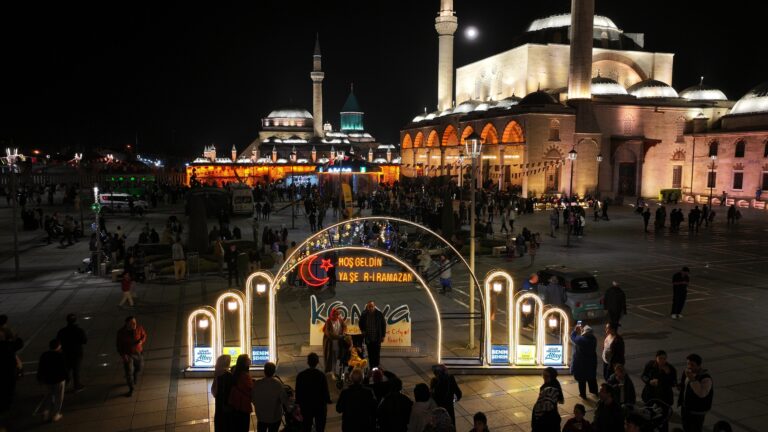 Konya Büyükşehir Belediye Başkanı Uğur İbrahim Altay, Sultan Selim Camii’nde teravih namazı sonrası vatandaşlarla bir araya geldi.