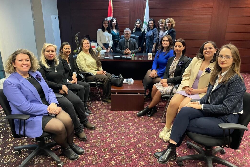 Bursa Barosu, 8 Mart Dünya Emekçi Kadınlar Günü sebebiyle gelenek haline getirdiği Güçlü Kadın Başarı Ödülünü bu yıl “doğayı, toprağı, suyu, bugünü ve geleceği korumak için verdiği mücadele ile adeta Akbelen’in Amazon savaşçılarından biri olan Nejla Işık’a” verdi.