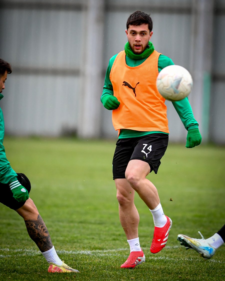 Bursaspor sahasında Kırşehir FSK ile oynayacağı maçın hazırlıklarına yeni Teknik Direktör Adem Çağlayan gözetiminde akşam saatlerinde Özlüce İbrahim Yazıcı Tesisleri’nde yaptığı antrenmanla devam etti.