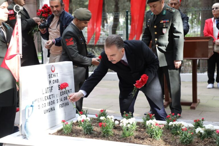 Çanakkale Zaferi’nin 110. yıl dönümü, Edremit’te düzenlenen törenlerle kutlandı. 18 Mart Şehitleri Anma Günü kapsamında gerçekleştirilen programda, şehitlik ziyaretleri ve anma etkinlikleri yapıldı.