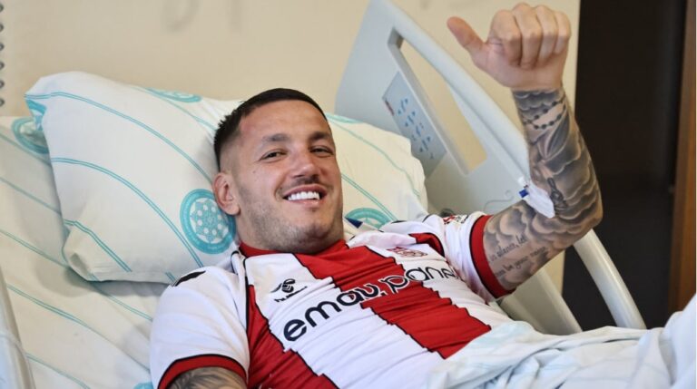 Sporcu Rey Manaj, Göztepe ile oynanan karşılaşmanın 3. dakikasında rakip oyuncu ile yaşadığı çarpışma sonucu bilincini kaybetmiş ve sağlık ekiplerinin müdahalesinin ardından Sivas Cumhuriyet Üniversitesi Hastanesi'ne kaldırıldı.
