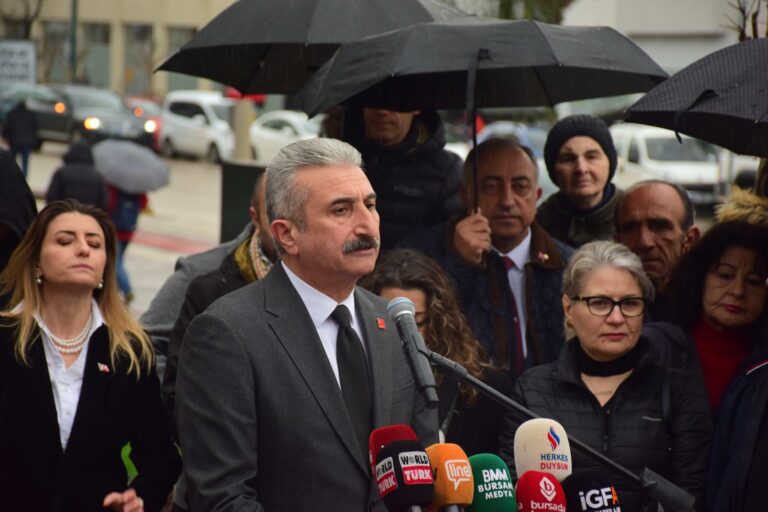 Cumhuriyet Halk Partisi Bursa İl Başkanlığı 18 Mart Çanakkale Zaferi'nin 110. yıl dönümünde Heykel Atatürk Anıtı önünde tören düzenledi. Törende konuşan İl Başkanı Nihat Yeşiltaş, “Çanakkale’de top mermisini sırtlayan o irade, Anafartalar’da ‘Ben size taarruzu değil, ölmeyi emrediyorum’ diyen o cesaret, bugün de damarlarımızda dolaşıyor. Bizler, Cumhuriyet Halk Partisi olarak Atatürk’ün izinde yürümekten asla vazgeçmeyeceğiz” dedi.