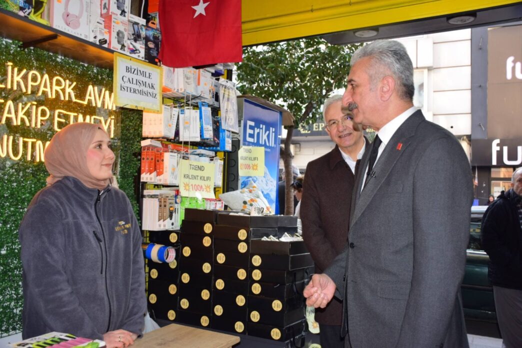Cumhuriyet Halk Partisi Bursa İl Başkanı Nihat Yeşiltaş ilçe ziyaretlerini sürdürüyor. İl Yöneticileri, İlçe Örgütü, Kadın ve Gençlik Kollarıyla birlikte Gemlik’te saha çalışması gerçekleştiren Nihat Yeşiltaş, yoksulluğun, ekonomik krizin boyutuna dikkat çekerek “Yurttaşlarımız Ramazan ayında yoksullukla boğuşuyor. Adalet, eşitlik, sosyal yardımlaşmanın sembolü olan Ramazan ayında yurttaşlarımızı açlığa, yoksulluğa, sefalete mahkum edildi. Yoksulluğu, adaletsizliği hep birlikte yeneceğiz” dedi.