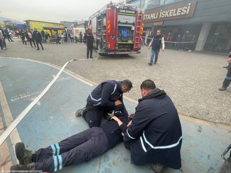İzmir Büyükşehir Belediyesi’ne bağlı İZDENİZ AŞ, olası bir yangın durumuna hazırlıklı olmak amacıyla tatbikat düzenledi. İZDENİZ’in Bostanlı Atölye Sahası’nda yapılan tatbikatta elektrik kaynaklı bir yangında mahsur kalanların kurtarılması ve yangının söndürülmesi canlandırıldı.  