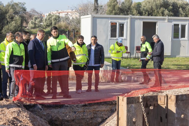 İZSU Genel Müdürlüğü, 110 milyon Euro’luk Dünya Bankası finansmanı ile hayata geçirilecek Türkiye Deprem, Sel ve Yangın Acil İmar Projesi (TEFWER) kapsamındaki üçüncü altyapı projesinin de startını veriyor. Konak ve Karabağlar'da 29 kilometre uzunluğunda atık su ve 29 kilometre yağmur suyu ayrıştırma çalışmasını içeren proje 14 Nisan Pazartesi günü Karabağlar Belediyesi Mobilya Akademisi'nde saat 14.00'te yurttaşlara tanıtılacak. 