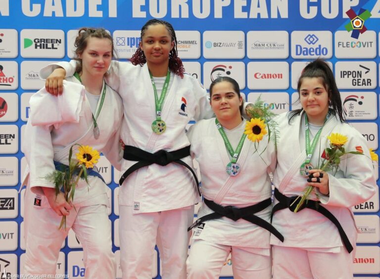 10 yaşındayken İzmir Büyükşehir Belediyesi Spor Kulübü’nün okullarda yürüttüğü sportif yetenek taramaları sırasında keşfedilen Sema Mete, yaşadığı zorlu sakatlıklara, yoğun antrenman temposuna ve yaşça büyük rakiplerine karşı verdiği mücadeleyle dikkat çekiyor. Türkiye ve uluslararası arenada birçok madalyanın sahibi olan genç sporcunun yeni hedefi olimpiyat madalyası. 