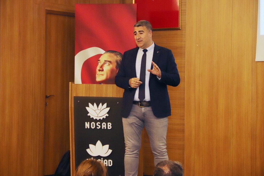 Nilüfer Organize Sanayi Bölgesi (NOSAB) ve Nilüfer Sanayici ve İş İnsanları Derneği (NİLSİAD) iş birliğiyle düzenlenen “2025 Yılı Güncel Yatırım Teşvikleri, KOSGEB Destekleri ve İstihdam Destekleri” konulu bilgilendirme semineri, NOSAB Yalçın Aras Konferans Salonu’nda gerçekleştirildi.