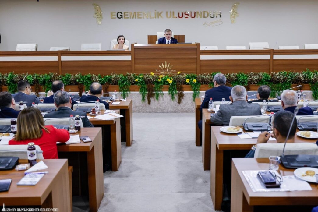 İzmir Büyükşehir Belediye Başkanı Dr. Cemil Tugay, Karabağlar’da yaşanan sorunları belirlemek ve sağlıklı çözümler üretmek için mahalle muhtarları ile bir araya geldi. 58 mahallenin bulunduğu ilçede muhtarlar; Çevre, Şehircilik ve İklim Değişikliği Bakanlığı tarafından yürütülen kentsel dönüşüm çalışmalarında yaşanan sorunları aktardı. Tugay, 16 mahallede, 100 binin üzerinde yurttaşı etkileyen konunun takip edilmesi ve çözüm sağlanmasına yönelik adımların atılması için komisyon kurulmasını istedi.  