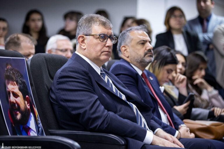 İzmir Büyükşehir Belediye Başkanı Dr. Cemil Tugay, İzmir Barosu’nun düzenlediği “Faşizmin Hedefinde; Barolar ve Avukatlar” paneline katıldı. Programda İstanbul Barosu Başkanı avukat Prof. Dr. İbrahim Özden Kaboğlu, İzmir Barosu Başkanı Sefa Yılmaz, Türkiye Barolar Birliği Başkan Yardımcısı Bahar Gültekin Candemir, CHP Milletvekili avukat Mahmut Tanal konuştu. Hukukçular baroların ve avukatların hedef tahtasında olduğunu belirterek mücadele çağrısı yaptı.