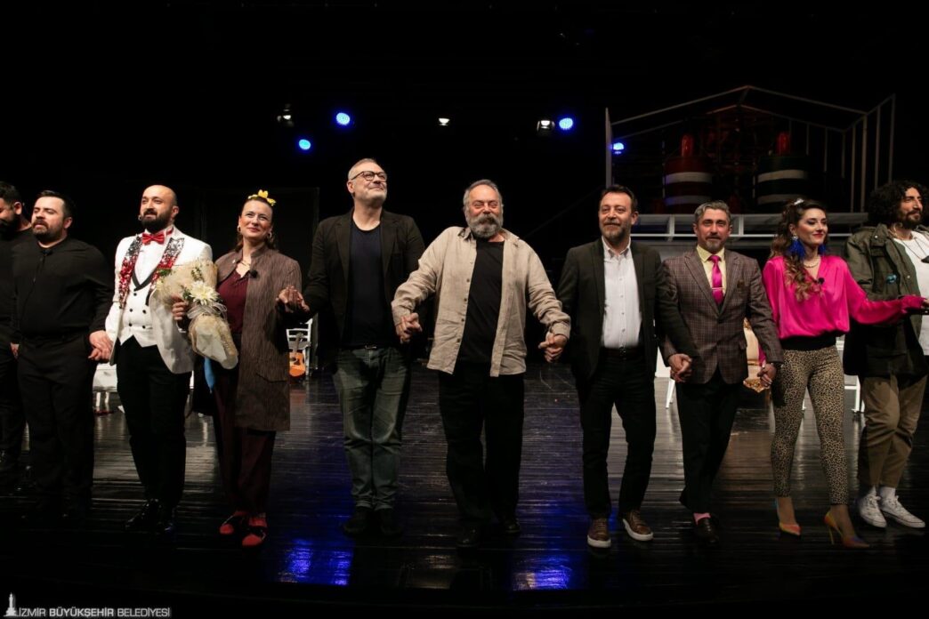 “Oyun Değişim Programı” kapsamında Bursa Şehir Tiyatrosu’nun “Süleyman ve Öbürsüler” isimli oyunu İzmir’de sanatseverlerle buluştu. 5 gösterim yaparak çok sayıda izleyiciye ulaşan oyun büyük ilgi gördü.