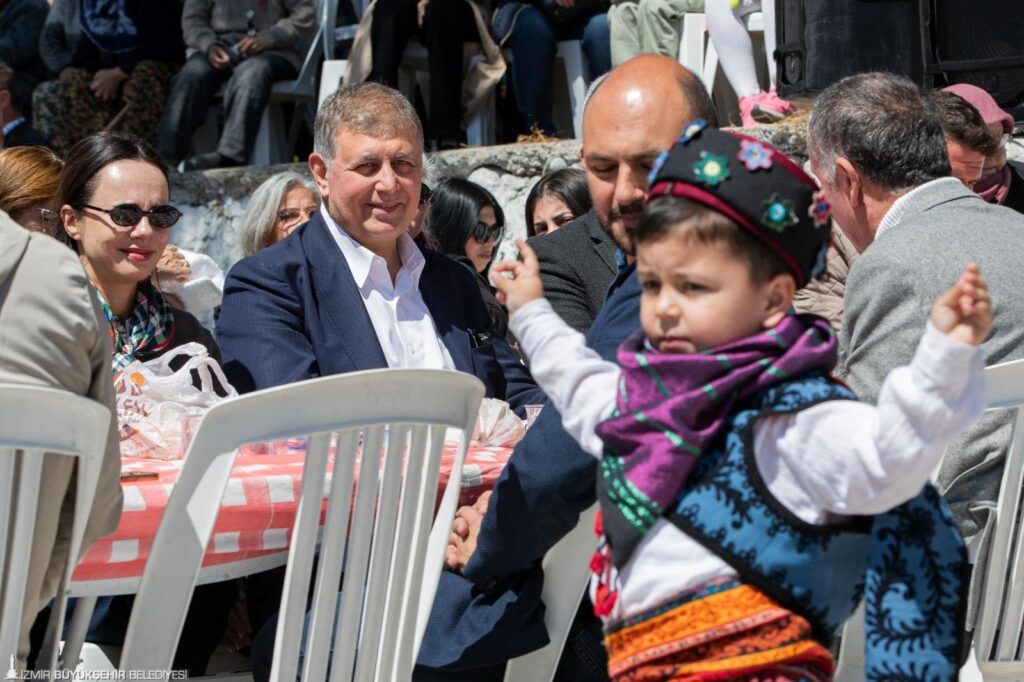 İzmir Büyükşehir Belediye Başkanı Dr. Cemil Tugay, Mustafa Kemal Atatürk’ün Bergama’ya ziyaretinin 91’inci yıl dönümünde ilçede bir dizi etkinliğe katıldı. Programın ilk durağı olan Ferizler Mahallesi’ndeki hayır yemeğinde konuşan Başkan Tugay, “91 yıl önce Bergama’yı ziyaret eden Ulu Önderimiz Gazi Mustafa Kemal Atatürk, Türkiye büyük ve refah içinde bir ülke olsun diye Cumhuriyet’i kurdu ve bizlere emanet etti. Bayrağı devraldık, üzerimize düşeni yapacağız. Birlikte çok güzel bir 4 sene daha geçireceğiz. Geçen bir yıl, sıkıntıların biraz fazlaca olduğu bir yıldı. Ama önümüzdeki yıllar hizmetlerimizin çok daha görünür olduğu yıllar olacak. Yeter ki yanımızda siz olun” dedi.