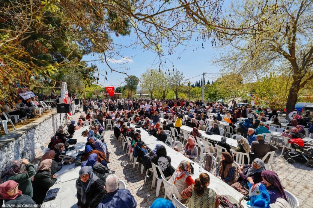 İzmir Büyükşehir Belediye Başkanı Dr. Cemil Tugay, Mustafa Kemal Atatürk’ün Bergama’ya ziyaretinin 91’inci yıl dönümünde ilçede bir dizi etkinliğe katıldı. Programın ilk durağı olan Ferizler Mahallesi’ndeki hayır yemeğinde konuşan Başkan Tugay, “91 yıl önce Bergama’yı ziyaret eden Ulu Önderimiz Gazi Mustafa Kemal Atatürk, Türkiye büyük ve refah içinde bir ülke olsun diye Cumhuriyet’i kurdu ve bizlere emanet etti. Bayrağı devraldık, üzerimize düşeni yapacağız. Birlikte çok güzel bir 4 sene daha geçireceğiz. Geçen bir yıl, sıkıntıların biraz fazlaca olduğu bir yıldı. Ama önümüzdeki yıllar hizmetlerimizin çok daha görünür olduğu yıllar olacak. Yeter ki yanımızda siz olun” dedi.