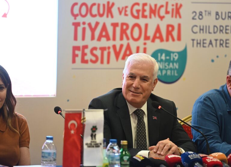 Bursa Büyükşehir Belediyesi’nin, Bursa Kültür Sanat ve Turizm Vakfı ve Uluslararası Çocuk ve Gençlik Tiyatroları Birliği (ASSITEJ) ortaklığında düzenlediği 28. Uluslararası Çocuk ve Gençlik Tiyatroları Festivali, 14 Nisan’da başlıyor. Tiyatroyla büyüyen her çocuğun, daha adil, eşitlikçi ve vicdanlı bir dünyanın temelini atacağını söyleyen Başkan Mustafa Bozbey, tüm çocukları, gençleri ve aileleri festivalin parçası olmaya davet etti.