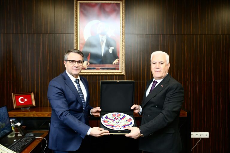 ‘Başkan Bozbey Burada’ projesi kapsamında Yıldırım Piremir Mahallesi’nde vatandaşlarla bir araya gelen Başkan Mustafa Bozbey, mahallelerin sorunlarını bildiklerini, Yıldırım’daki tüm çocukların gülümsemesi için hizmetleri yapmaya devam edeceklerini söyledi.