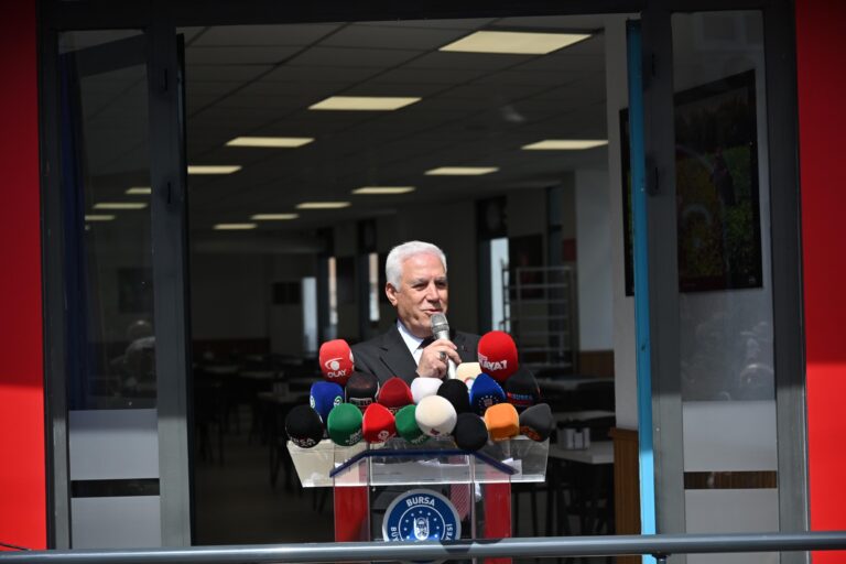 Sosyal Belediyecilik ilkesi ile hareket eden Bursa Büyükşehir Belediyesi, halkın uygun fiyata ve sağlıklı yemeğe ulaşabilmesi amacıyla Merinos Parkı'nın ardından Yıldırım ilçesi Vatan Mahallesi’ne de Kent Lokantası açtı. 4 çeşit yemeğin 80 TL’den verileceğini söyleyen Başkan Mustafa Bozbey, “Ekonomik zorluklar kapımızı çalabiliyor, bütçemiz sarsılabiliyor. Tam da böyle dönemlerde, birbirimizin halini gözetmek, dayanışma göstermek hepimizin sorumluluğudur” dedi.