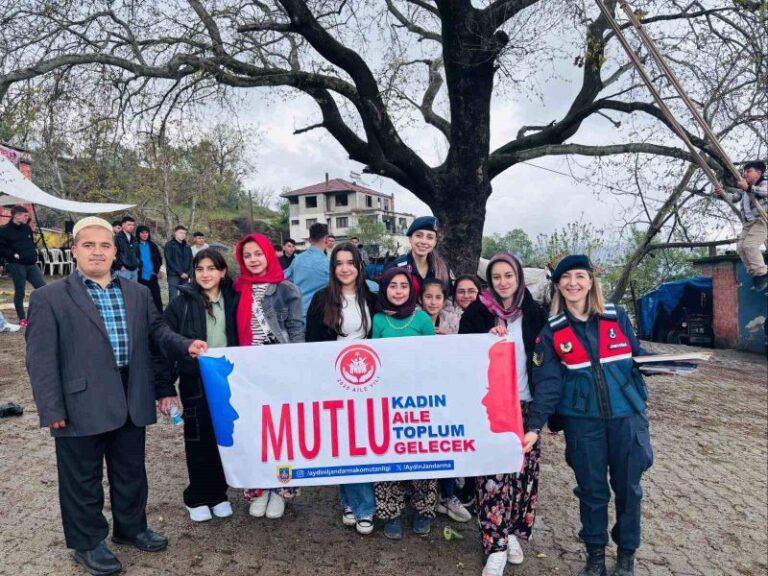 Aydın’ın Köşk ilçesinde düzenlenen Gencer Bayramı’na katılan Jandarma ekipleri 450 vatandaşı ‘Mutlu Aile, Mutlu Kadın, Mutlu Toplum, Mutlu Gelecek’ mottosuyla bilgilendirdi.