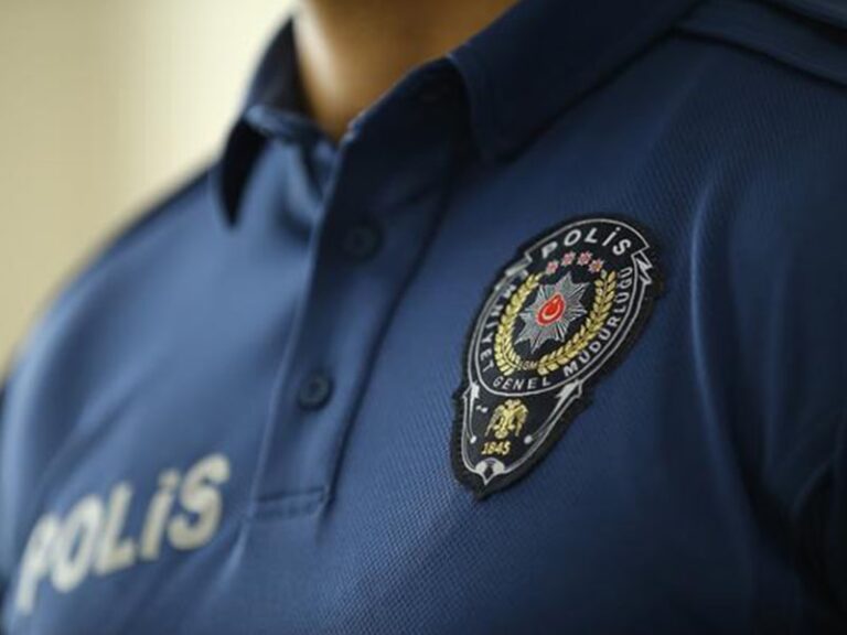 İçişleri Bakanı Ali Yerlikaya; Gürcistan’a Kaçtılar, Türk Polisinden Kaçamadılar. Kırmızı Bültenle aranan H.A., H.D., İ.B., Ö.T. ve A.S.Ö. ile Ulusal seviyede aranan R.U., C.K. ve M.Ç. isimli şahısları Gürcistan’dan ülkemize geri getirdiğini açıkladı.