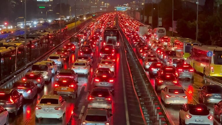 İçişleri Bakanı Ali Yerlikaya; Ramazan Bayramı tatilinin 5. günü (Çarşamba) 583 trafik kazası meydana geldiğini ve maalesef 13 vatandaşın hayatını kaybederek, 959 vatandaşın da yaralandığını açıkladı.