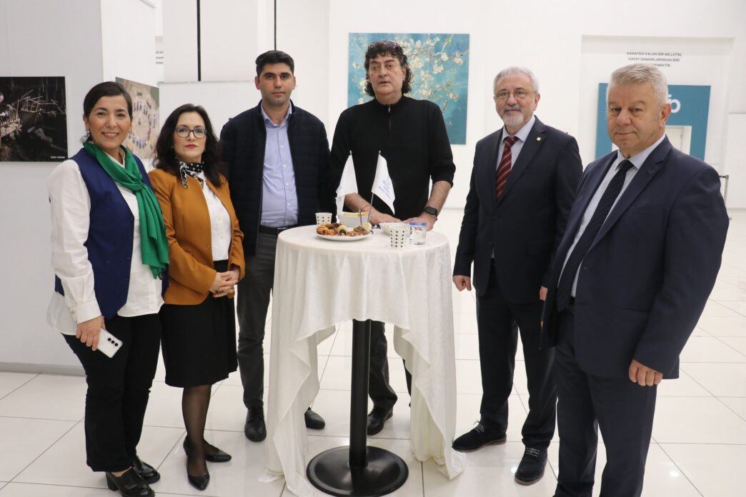 Mimarlar Odası Bursa Şubesi, vefatının 437. yılında Mimar Sinan’ı anmak için 30 Nisan tarihine kadar devam edecek etkinliklere fotoğraf sergisi açılışı ve gezek dinletisiyle start verdi.