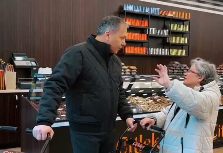 İçişleri Bakanı Ali Yerlikaya; Yerli ve milli ürünlerimize, esnaflarımıza yönelik boykot çağrıları, doğrudan ülkemizin ve milletimizin emeğine ihanettir." ifadelerini kullandı.