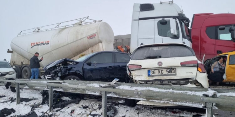 Erzurum’da Zincirleme Kaza: Çok Sayıda Yaralı Var