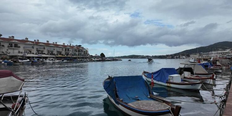 Motorlar Maviliklere Sürüldü Foça Yerel Balık Festivali Başladı