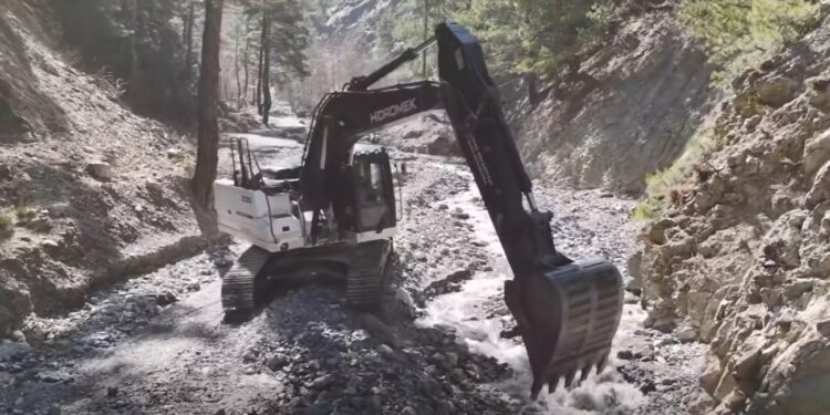 Sel ve heyelan zarar verdi, Honaz Belediyesi harekete geçti!