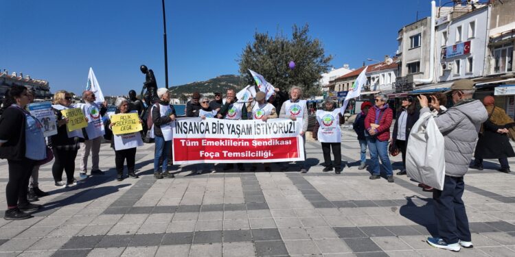 Foçada Emeklilerden bayram İkramiyesi Protestosu