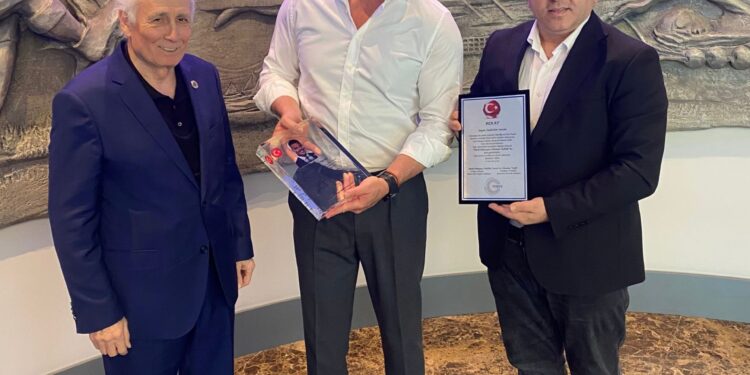 Sadettin Saran’a “Türk Dünyası Hizmet Ödülü” takdim edildi