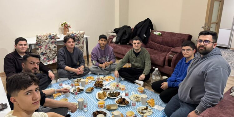 Yeniden Refah Partili Enes İzci Üniversiteli Gençlerle İftar Sofrasında Buluştu