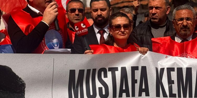 Eğitim-İş’ten Basın Açıklaması: “Cumhuriyetin Öğretmenini Hedef Göstermeye İzin Vermeyeceğiz”