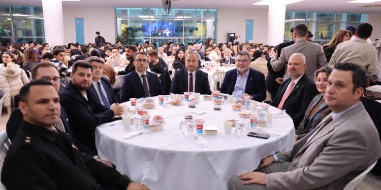 AK Parti İzmir Gençlik Kolları’ndan Bakırçay Üniversitesi’nde öğrencilerle iftar!