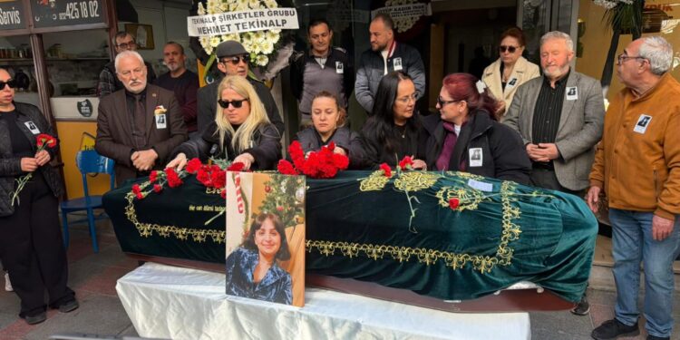 Gözyaşları sel olduİzmir Basınının Genç İsmi Burcu Yanar Hayatını KaybettiGözyaşları sel oldu