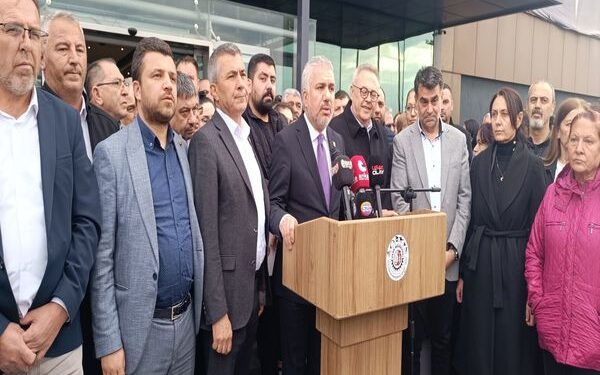 CHP Uşak il Örgütü Yek Vücut Özkan Yalım’ın Arkasında