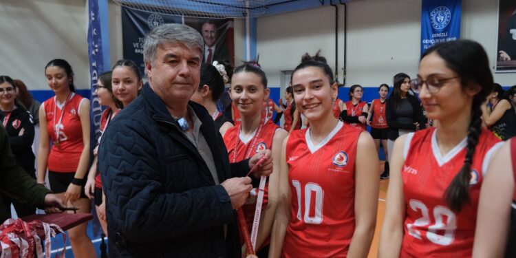 Çardak’ta Kadınlar Günü’ne özel voleybol turnuvası düzenlendi