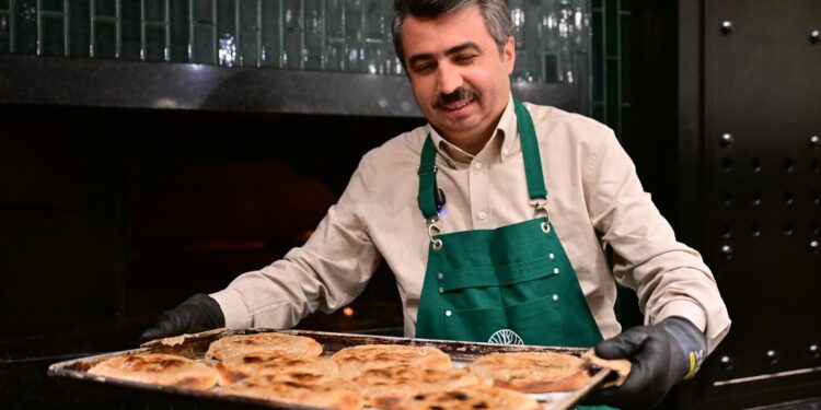 Başkan Yılmaz Sahurda Fırına Girdi, İkramda Bulundu