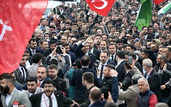 Arıkan: “Belediye koridorları Dallas’a, sokaklar Teksas’a döndü”