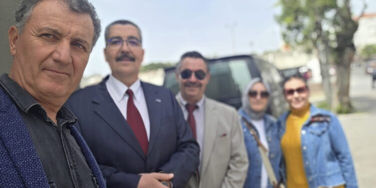 Akhisar’da Anahtar Parti’den Pazaryeri Ziyareti ve Bilgilendirme Çalışması